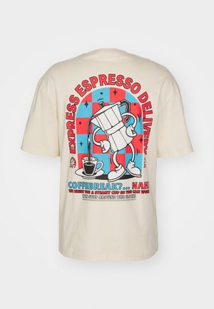 Koszulka w kolorze kremowym z grafiką przedstawiającą ekspres do kawy nalewający kawę, z wyrazistymi czerwonymi i niebieskimi akcentami oraz tekstem.