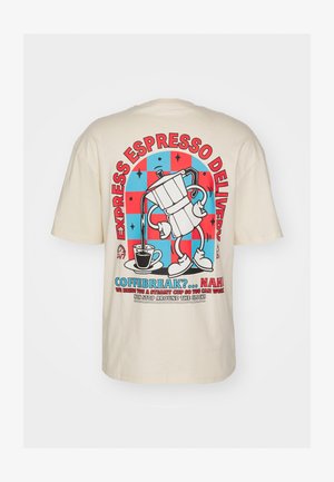 Koszulka w kolorze kremowym z grafiką przedstawiającą ekspres do kawy nalewający kawę, z wyrazistymi czerwonymi i niebieskimi akcentami oraz tekstem.