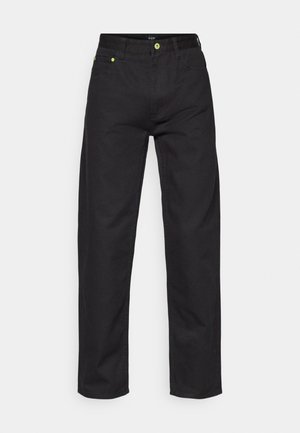 Sorte denimbukser med rett snitt, med grønne aksentknapper og standard fem-lommers design. Glatt tekstur, klassisk stil.