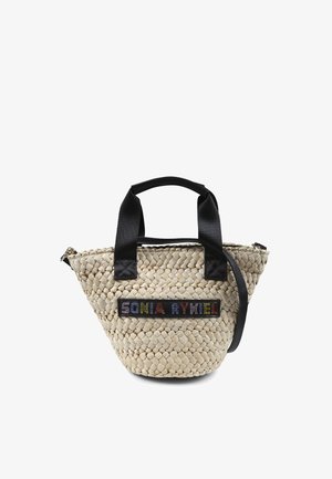 Sac fourre-tout en paille tissée beige avec des poignées synthétiques noires. Il est doté d'une fermeture éclair et d'un patch logo avec des détails colorés à l'avant.