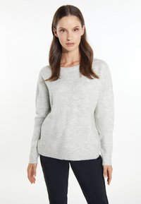 Pulover tricotat de culoare gri deschis, cu guler rotund, mâneci lungi și manșete cu nervuri. Textură moale, croială ușor lejeră și design curat.