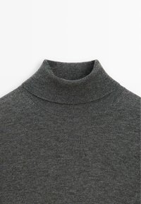 Maglione grigio a collo alto con una morbida texture lavorata a maglia, caratterizzato da un colletto aderente e un tessuto liscio e uniforme in tutto il capo.