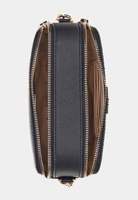 Borsa a tracolla nera texture con due scomparti aperti con zip che mostrano un interno beige e slot per schede all'interno.