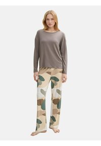 Grijze top met lange mouwen en een ontspannen pasvorm, gecombineerd met beige camouflagemuster broeken. Zachte, lichte stof met groene en bruine vormen.