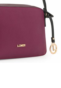 Burgunderfarbenes Leder-Crossbody-Bag mit goldenen Beschlägen, mit abnehmbarem Tragegurt und geprägt Logo. Glatte Textur mit kontrastierenden Nähten.