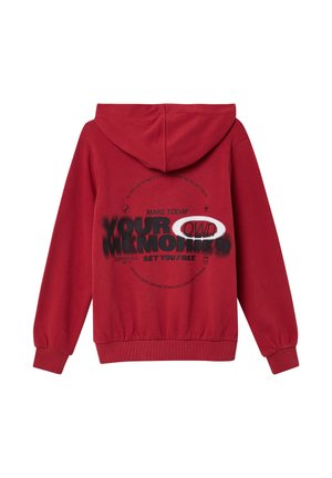 Sweatshirt à capuche rouge avec un imprimé graphique au dos comportant le texte "VOS PROPRES SOUVENIRS" et des accents circulaires. Tissu doux, poignets côtelés.