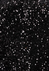 Tessuto nero ricoperto da numerosi strass tondi e lucidi che creano una superficie tessurizzata e scintillante. Gli strass sono di varie dimensioni e riflettono la luce.