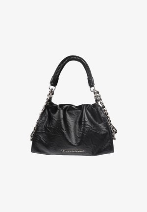 Schwarze Lederhandtasche mit einer geknitterten Textur, ausgestattet mit einem geflochtenen Obergriff und einem metallischen Kettenriemen. Logo vorne angebracht.