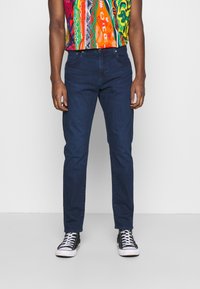 Denimjeans i en mörkblå färg med rak passform, som har en klassisk femficksdesign och subtila sömdetaljer.