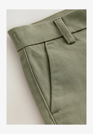 Olivově zelené bavlněné kalhoty s plochým předním dílem, viditelným švy a bočními kapsami, se klasickým pasem a poutky na opasek.