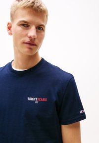 Tommy Jeans DNA GRAPHIC TEE - Camiseta estampada - dark night navy