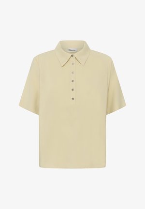 Beige kortærmet bluse med spids krave og seks dekorative sølvknapper ned foran.