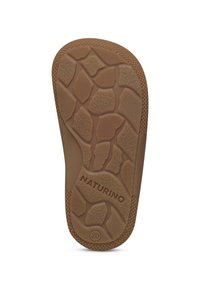 Hnědá guma pod patou s texturovaným gripem, obsahující různé tvary, včetně kamínků a rýh, s embosovaným nápisem "NATURINO" a velikostí "20."