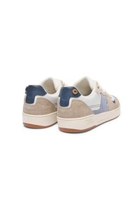 Niedrig geschnittene Sneaker aus einer Mischung aus beigem Wildleder, hellblauem und weißen Materialien. Verfügt über eine strukturierte Ferse mit navyfarbenen Akzenten und einer braunen Sohle.