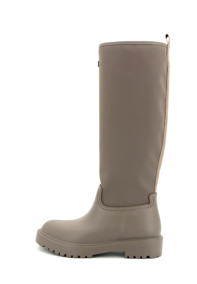 Stivali in gomma al ginocchio color taupe con finitura liscia, suola resistente e pannello posteriore testurizzato per un tocco di dettaglio e presa aggiuntiva.