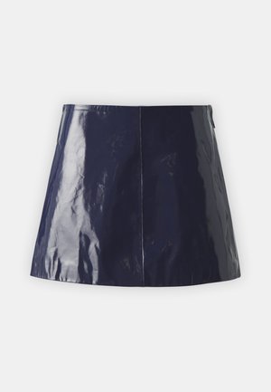 Mørkeblå, blank vinyl miniskørt med lige skæring, der har en lynlås i ryggen og minimale syninger.