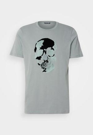 Camiseta de algodón gris con un diseño gráfico de calavera en negro y azul claro en la parte frontal. Con cuello redondo clásico y mangas cortas.