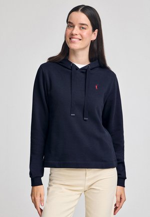 Marinesblauwe hoodie van katoen, met een kangoeroezak, een capuchon met trekkoord en een klein rood logo op de borst. Gladde textuur, ribgebreide manchetten.