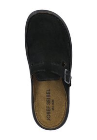 Scarpa slip-on in suede nero con punta rotonda, interno in pelle, cinturino regolabile con fibbia e cuciture a contrasto sui lati.