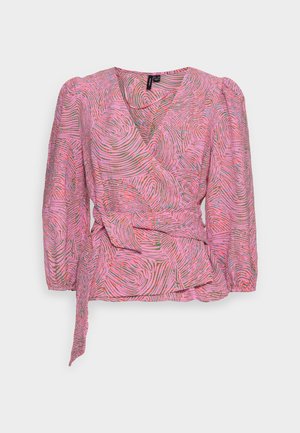 Pink slå-om-bluse med flerfarvet swirl mønster, lange puffede ærmer, V-hals og et bindebælte i taljen.