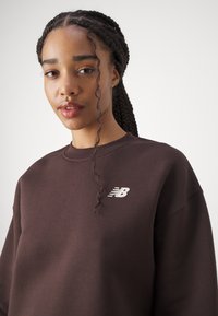 New Balance LINEAR HERITAGE BRUSHED BACK CREWNECK - Sportska majica - black coffee