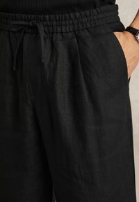 Reiss BARGES RELAXED-FIT - Nadrágok - black