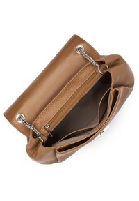 Borsa a mano in pelle tawny con finitura testurizzata, dettagli in catena argentata, chiusura con zip e molteplici scomparti interni.