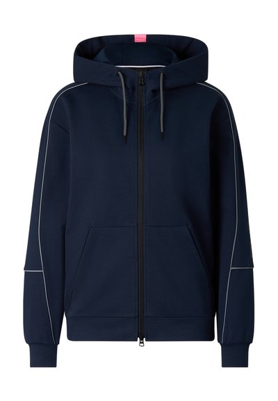 Marineblå lynlås-hættetrøje med forlommer, justerbare sorte snore og tynd hvid piping langs ærmer og skuldre.