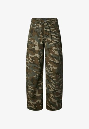 Pantaloni cu croială largă, imprimeu camuflaj verde și maro, închidere cu nasture și fermoar și o curea din același material în talie.