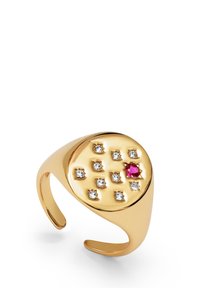 Złocony pierścionek z okrągłą, teksturowaną powierzchnią. Posiada dziewięć przezroczystych kamieni oraz jeden czerwony kamień w dekoracyjnym układzie. Otwarta konstrukcja obrączki.