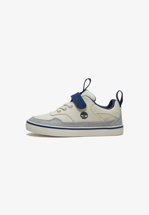 Sneaker casual basso in tessuto beige e grigio con accenti blu navy, cinturino elastico, lacci e logo Timberland sul lato.
