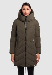 Olive roheline puffer jope kõrge kraega, lukuga esiküljel ja chevroni tikandimustriga. Omab küljetaskuid ja logo aktsente.