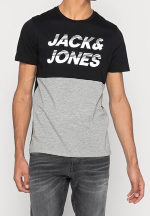 Camiseta color bloqueada en negro y gris con el texto en blanco "JACK & JONES" en negrita. Mangas cortas, cuello redondo, tela suave y textura lisa.