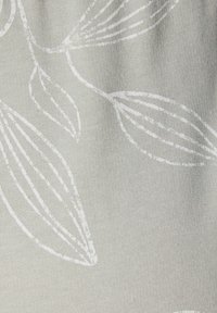 Světle šedá látka s jemným bílým botanickým vzorem, který zobrazuje obrysy podlouhlých listů a stonků.