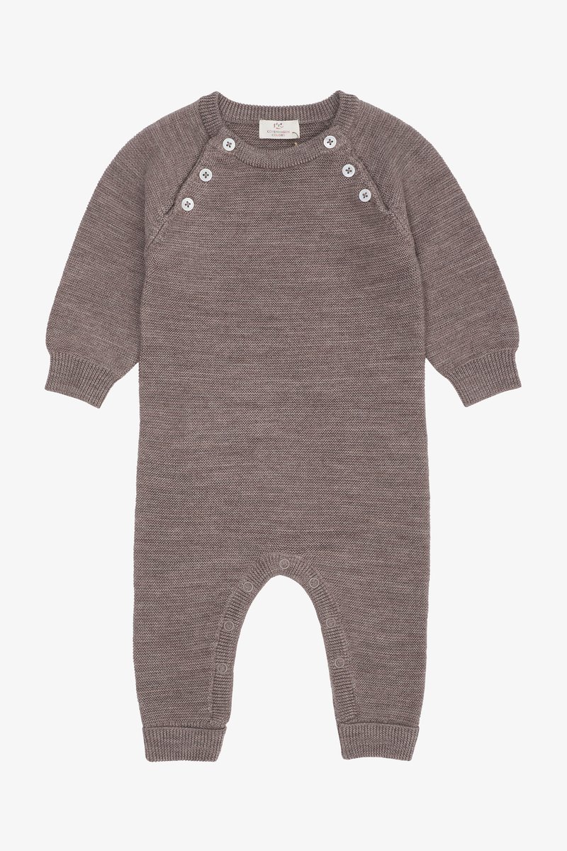 Strikka brun heldress med lange ermer, ribbestrikkede mansjetter, knappdetaljer på skuldrene og åpen bunn med trykknapper.