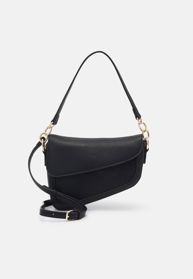 Borsa a spalla in pelle nera testurizzata con patta asimmetrica, catene in tono oro e tracolla regolabile su sfondo bianco.