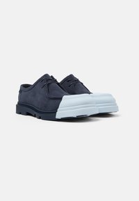 Scarpe in suede navy con punta rotonda, dotate di suola in gomma azzurro chiaro e punta abbinata, fissate con lacci e minime cuciture.