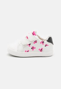 Zapatillas blancas con patrones de Mickey Mouse en rosa y negro, correas de velcro, un interior acolchado y un acento en el talón negro.