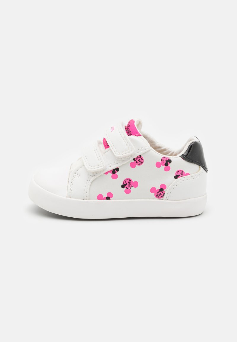 Zapatillas blancas con patrones de Mickey Mouse en rosa y negro, correas de velcro, un interior acolchado y un acento en el talón negro.
