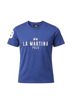 T-shirt blu a manica corta con scritta bianca "LA MARTINA POLO" e logo giocatore di polo sul davanti, e numero bianco 3 sulla manica destra.