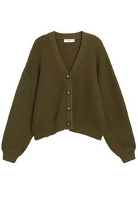 Cardigan en maille épaisse vert olive avec manches longues, col en V et quatre boutons foncés sur le devant.