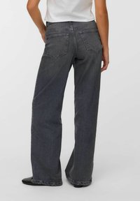 Džíny s širokými nohavicemi v tmavě šedém denimu, s vysokým pasem, pětipocket designem a jemnými švy. Jednoduchý, nezdobený styl.