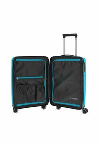 Maleta negra con acentos en teal, carcasa dura, compartimentos con doble cremallera, bolsillos interiores y cuatro ruedas para una fácil maniobrabilidad.