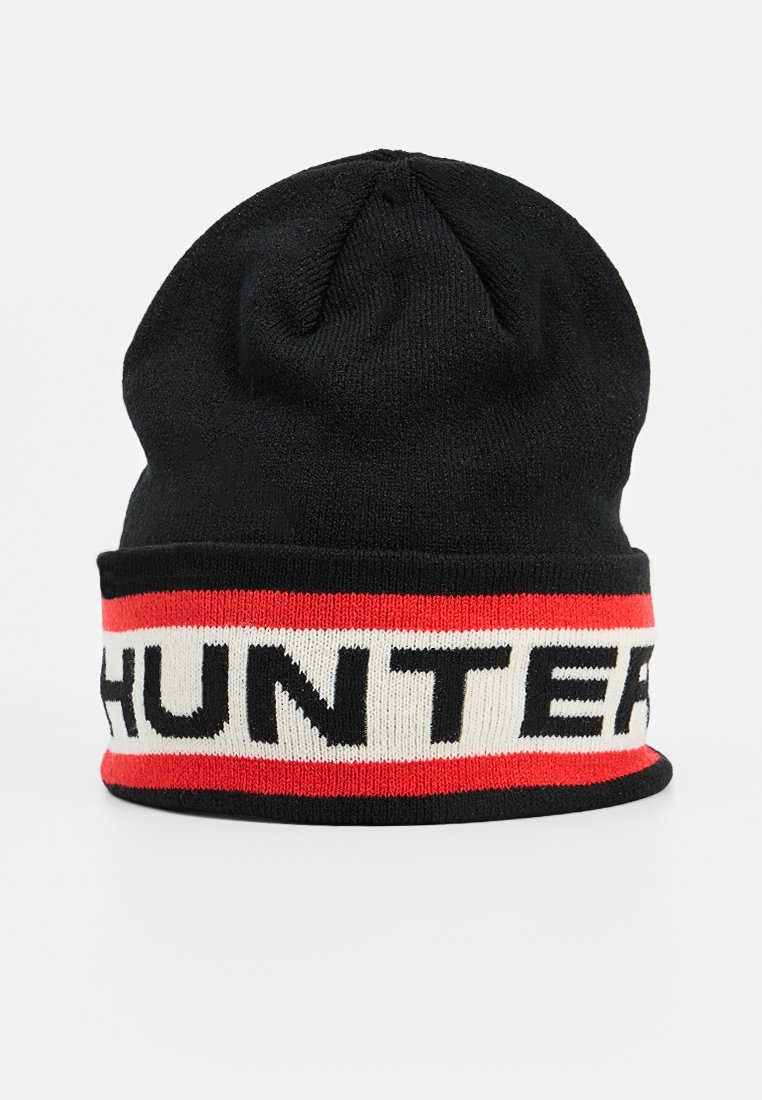 Czarna dziana czapka z zagiętym mankietem. Posiada wyrazisty biało-czerwony pasek z napisem "HUNTER". Miękka tekstura, zaokrąglony szczyt i dobrze dopasowane wykończenie.