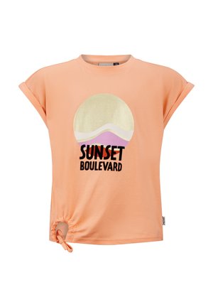 Perzikkleurig T-shirt met korte mouwen, met een grafisch ontwerp van een gouden en paarse golf en de tekst "SUNSET BOULEVARD." Inclusief een trekkoorddetail aan de zijkant.