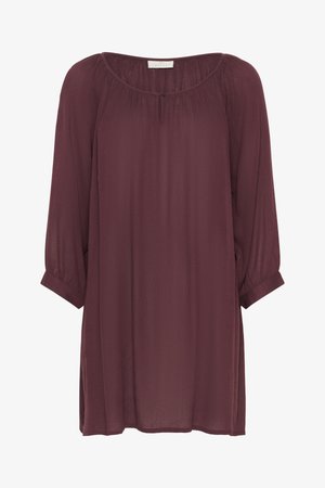 Bluză burgundy dintr-un material ușor, ușor transparent. Se remarcă prin guler rotund, mâneci 3/4 și detalii pliate în jurul gâtului.