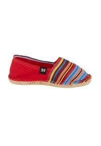 Chaussure à enfiler en toile rouge avec un bout en tissu rayé multicolore et une semelle en jute tressé. Présente un design profil bas et un col élastiqué.