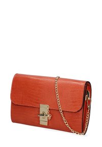 Borsa in pelle croccata di un vibrante arancione, con una tracolla in oro e una chiusura rettangolare, dal design elegante e rettangolare.