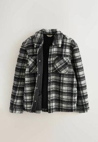 Schwarz-weiß karierte Fleecejacke mit zwei Brusttaschen, Druckknopfverschluss und schwarzem Futter. Weicher Stoff und entspannter Schnitt.