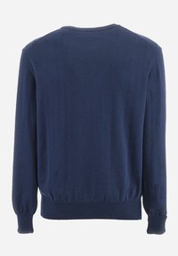 Marinblå stickad tröja med lång ärm, rund halsringning, ribbade muddar och en ribbad nederkant. Slät textur, inga mönster eller accenter.